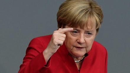 Angela Merkel erklärt ihre Politik im Bundestag.