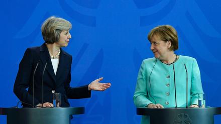 Theresa May und Angela Merkel bei ihrer ersten Pressekonferenz.