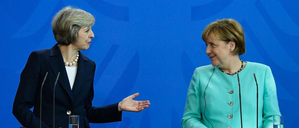 Theresa May und Angela Merkel bei ihrer ersten Pressekonferenz.