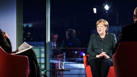 Bundeskanzlerin Angela Merkel sitzt mit den TV-Journalisten Tina Hassel und Rainald Becker vor einem Fernsehinterview mit der ARD im Kanzleramt.