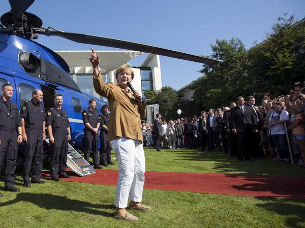 Kanzlerin Angela Merkel präsentiert hier beim "Tag der offenen Tür" ihren Regierungssitz. Heute erklärt sie bei der traditionellen Sommer-Pressekonferenz ihre Regierungsarbeit.