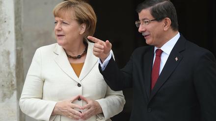 Angela Merkel hat am Sonntagmorgen in Istanbul zunächst den türkischen Premierminister Ahmet Davutoglu getroffen.