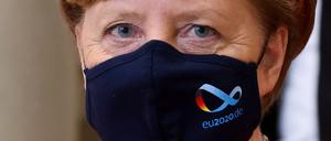 Bundeskanzlerin Angela Merkel (CDU) mit EU-Schutzmaske 