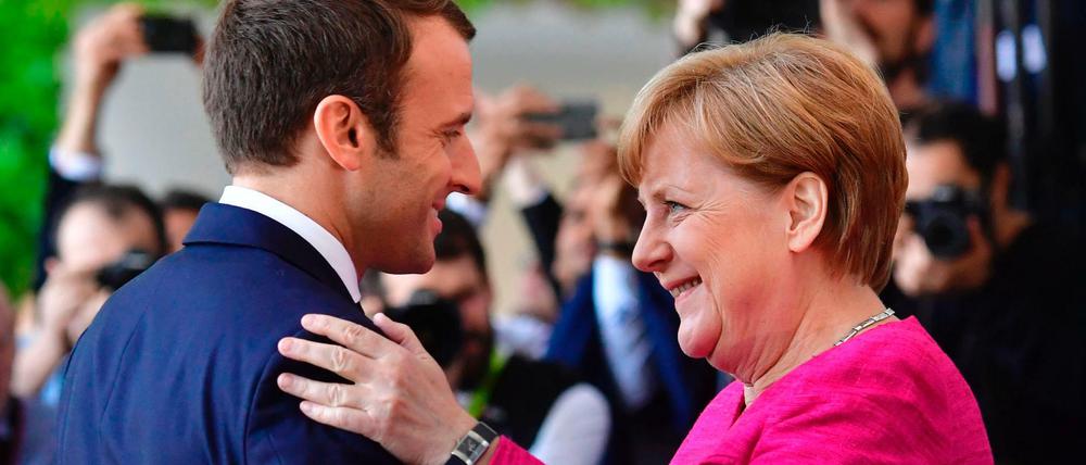 Herzlicher Empfang: Emmanuel Macron und Angela Merkel am Montag in Berlin.