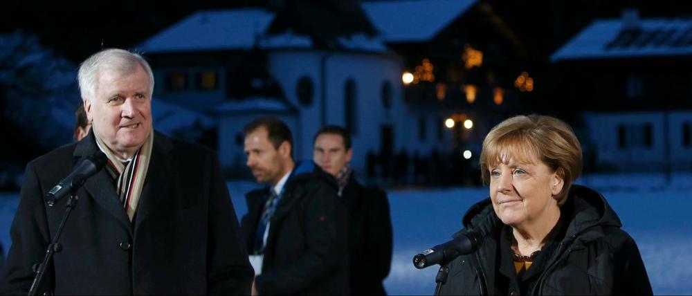 Bundeskanzlerin Angela Merkel nach ihrer Ankunft in Wildbad Kreuth mit CSU-Chef Horst Seehofer. 