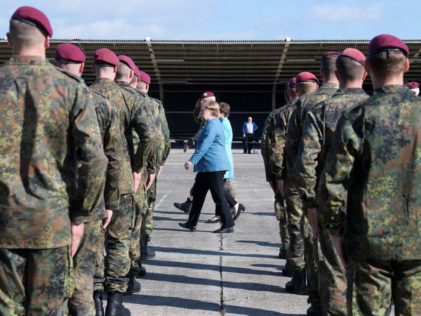 Merkel und Kramp-Karrenbauer würdigten die Soldaten des Afghanistan-Einsatzes in Seedorf.
