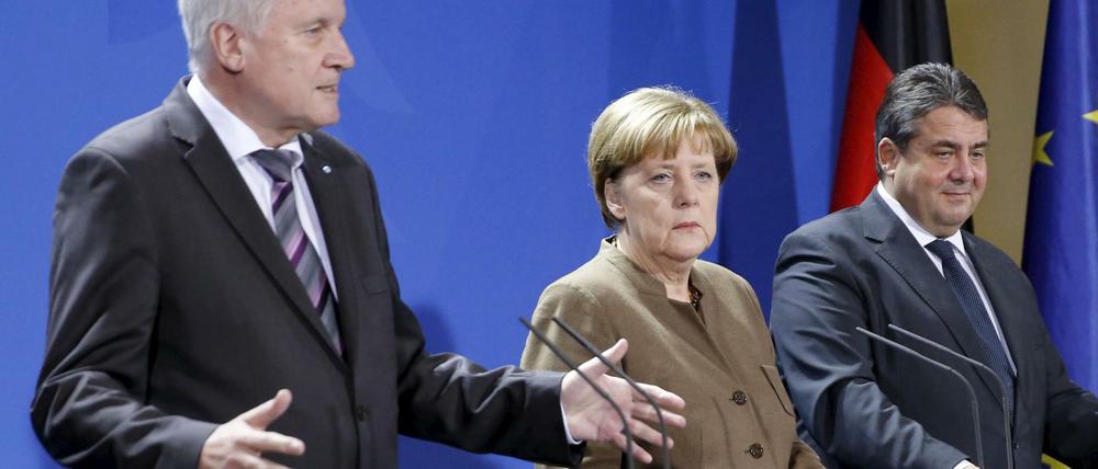 Große Herausforderung. Horst Seehofer, Angela Merkel und Sigmar Gabriel haben am Donnerstagabend ihren neuen Asylkompromiss erklärt.