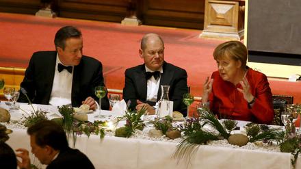 Bundeskanzlerin Angela Merkel, Großbritanniens Premierminister David Cameron und Hamburgs Bürgermeister Olaf Scholz am Freitagabend bei der traditionsreichen "Matthiae-Mahlzeit".