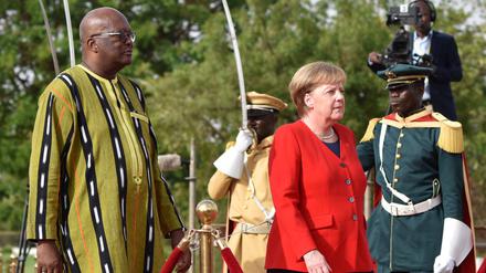 Angela Merkel und Burkina Fasos Präsident Roch Marc Christian Kabore in Ouagadougou.