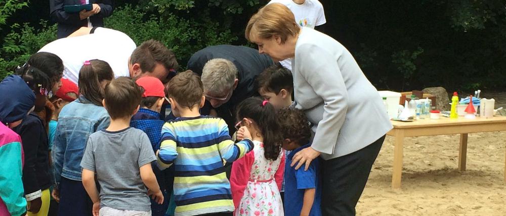 Angela Merkel will auch mal gucken: Die Bundeskanzlerin zu Besuch in einem Berliner Kindergarten am Dienstag. 