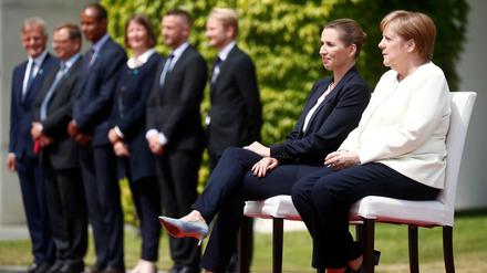 Entspannter Empfang: Bundeskanzlerin Angela Merkel (CDU) nahm mit Dänemarks Ministerpräsidentin Mette Frederiksen auf Stühlen vorm Kanzleramt Platz.