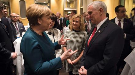 Angela Merkel sucht das Gespräch mit US-Vizepräsident Mike Pence.