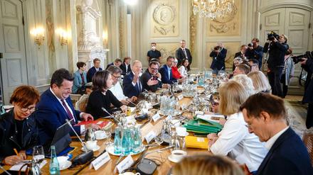 Die Kabinettsmitglieder an einem langen Tisch.