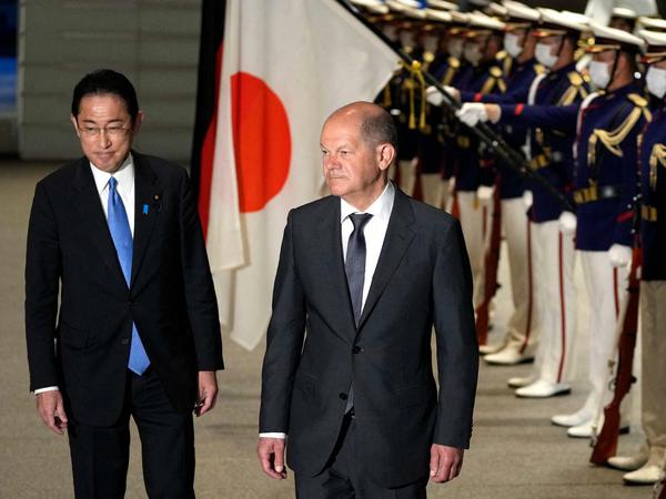 Nicht im Bundestag, sondern in Japan. Kanzler Scholz mit Japans Premier Fumio Kishida. 