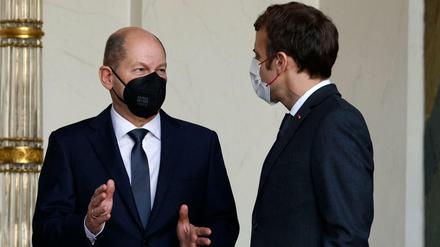 Bundeskanzler Olaf Scholz mit Präsident Emmanuel Macron im Elysee-Palast. 
