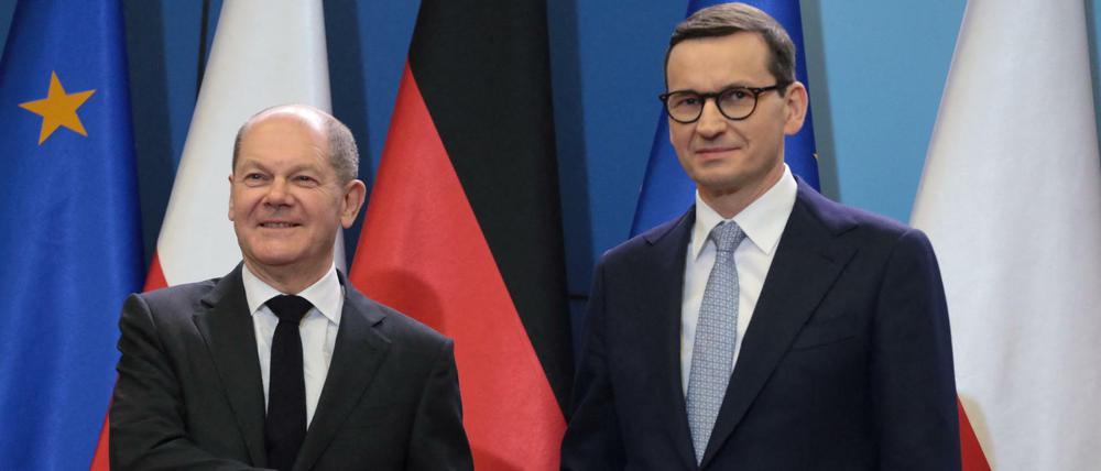 Kanzler Olaf Scholz (links) und Polens Regierungschef Mateusz Morawiecki am Sonntag in Warschau.