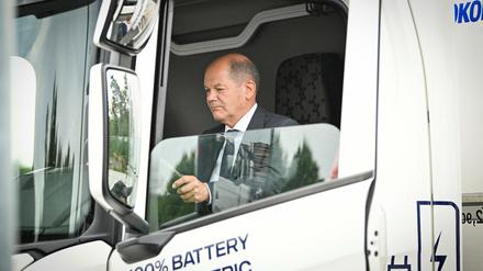 Bundeskanzler Olaf Scholz steuert in Stockholm einen Elektro-Truck. 