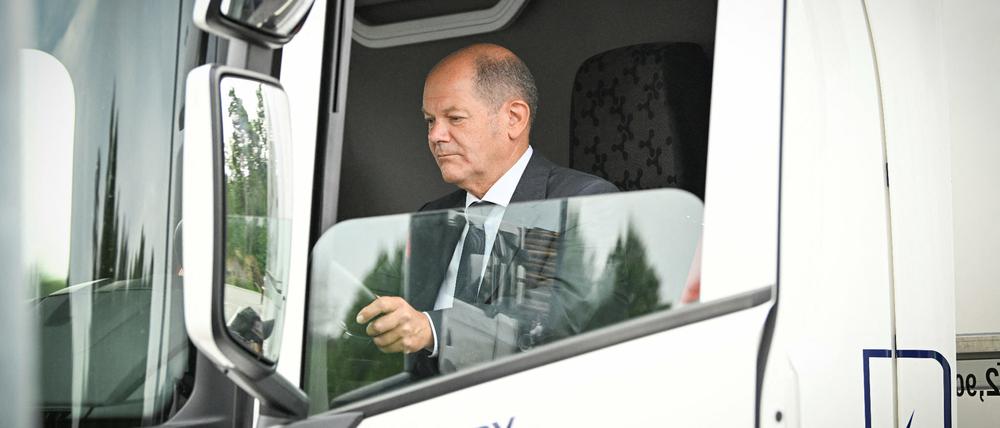 Bundeskanzler Olaf Scholz steuert in Stockholm einen Elektro-Truck. 