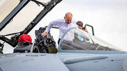 Und jetzt nimmt Olaf Scholz Platz in einem Kampfflugzeug, dem Eurofighter.
