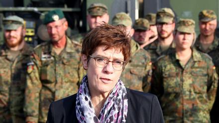 Besuch bei der Truppe. Verteidigungsministerin Annegret Kramp-Karrenbauer spricht am Mittwoch mit Bundeswehrsoldaten in Erfurt. 