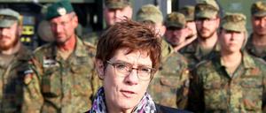 Besuch bei der Truppe. Verteidigungsministerin Annegret Kramp-Karrenbauer spricht am Mittwoch mit Bundeswehrsoldaten in Erfurt. 