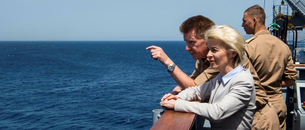 Verteidigungsministerin Ursula von der Leyen (CDU) und Flottillenadmiral Jörg Klein auf dem Marineschiff "Bonn" in der Ägäis zwischen Türkei und Griechenland. 