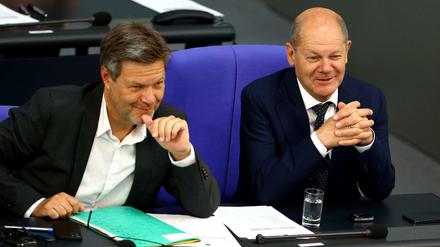 Der deutsche Wirtschafts- und Klimaminister Robert Habeck und Bundeskanzler Olaf Scholz nehmen an einer Sitzung des Deutschen Bundestages teil.