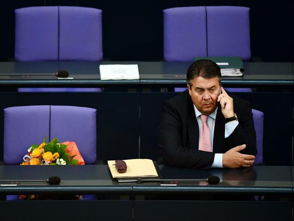 Vizekanzler und SPD-Chef Sigmar Gabriel vor seiner Rede im Deutschen Bundestag.