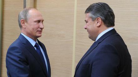 Wladimir Putin empfängt Sigmar Gabriel in der Nähe von Moskau.