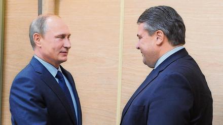 Bundeswirtschaftsminister Sigmar Gabriel (rechts) besuchte den russischen Präsidenten Wladimir Putin im Oktober vergangenen Jahres. 