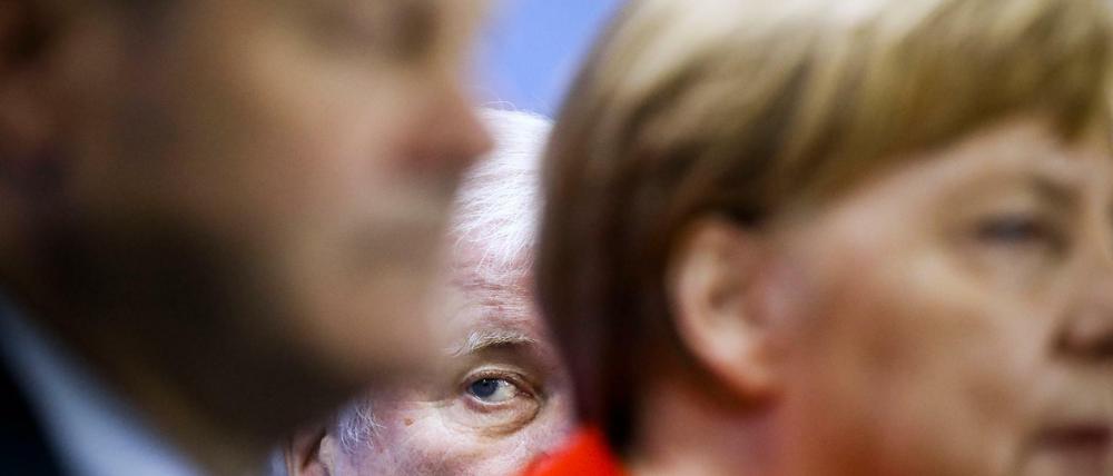 Der Fotograf Odd Andersen von der Agentur AFP überzeugte die Jury für die Kategorie "Scharfes Sehen" mit seinem Bild vom politischen Störenfried des Jahres: Horst Seehofer – hinter Kanzlerin Merkel und Vizekanzler Scholz. 