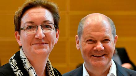 Am Tag danach gute Laune demonstrieren: Klara Geywitz und Mit-Kandidat Olaf Scholz am Montag im SPD-Parteivorstand.