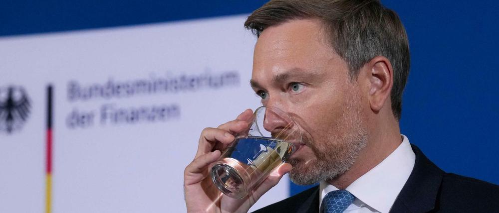 Ein ordentlicher Schluck aus der Pulle? Finanzminister Christian Lindner legt jedenfalls eine Milliarden-Rücklage für Investitionen an.