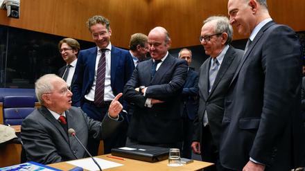 Finanzminister Wolfgang Schäuble (links) am Montag im Kreis seiner Amtskollegen der Euro-Gruppe.