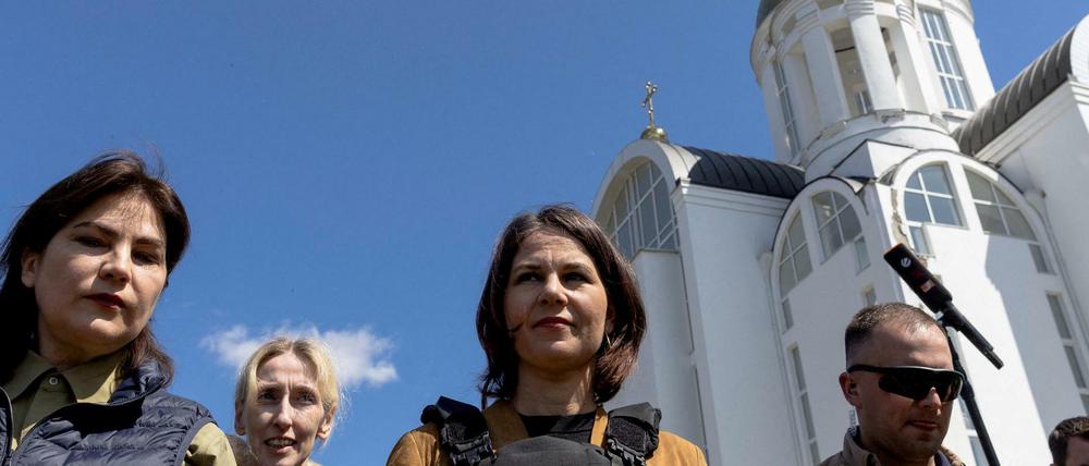 Zeichen der Verbundenheit. Annalena Baerbock besucht eine Kirche im ukrainischen Butscha.