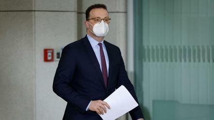 Schweigt hinter der Maske. Gesundheitsminister Jens Spahn möchte nicht sagen, mit wem er zu Abend gegessen hat.