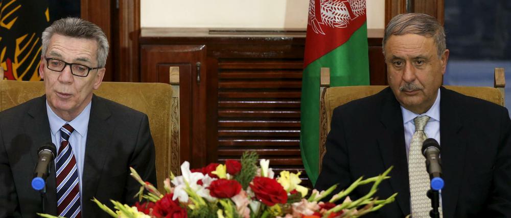 Bundesinnenminister Thomas de Maiziere (L) und sein afghanischer Amtskollege Nur ul-Haq Ulumi am Montag in Kabul.