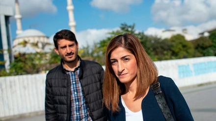 Die deutsche Journalistin und Übersetzerin Mesale Tolu mit ihrem Mann am Dienstag außerhalb des Gerichts in Istanbul.