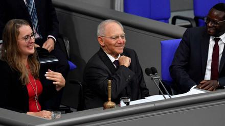 Wolfgang Schäuble nimmt nach seiner Wahl den Platz des Parlamentspräsidenten ein.
