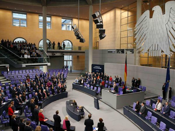 Der Bundstag begann die Debatte über den Ereignisse von Köln mit einer Gedenkminute für die Opfer von Istanbul.