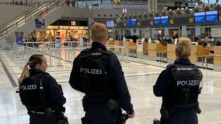 Unter Beobachtung - die Polizei am Stuttgarter Flughafen.