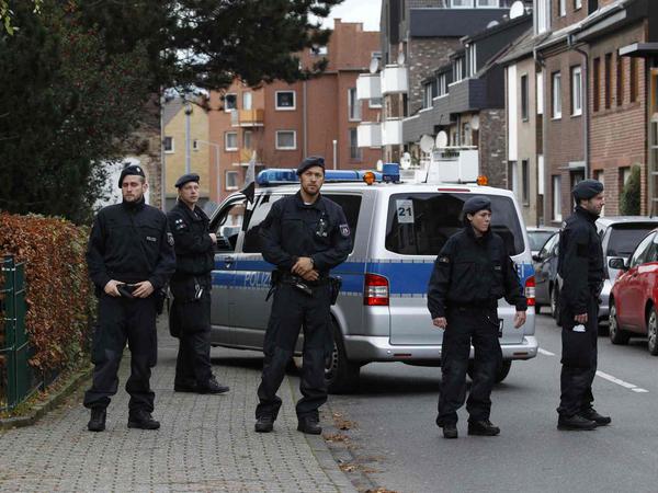 Die Polizei hat nach den Anschlägen von Paris in Alsdorf bei Aachen mehrere Menschen festgenommen. 