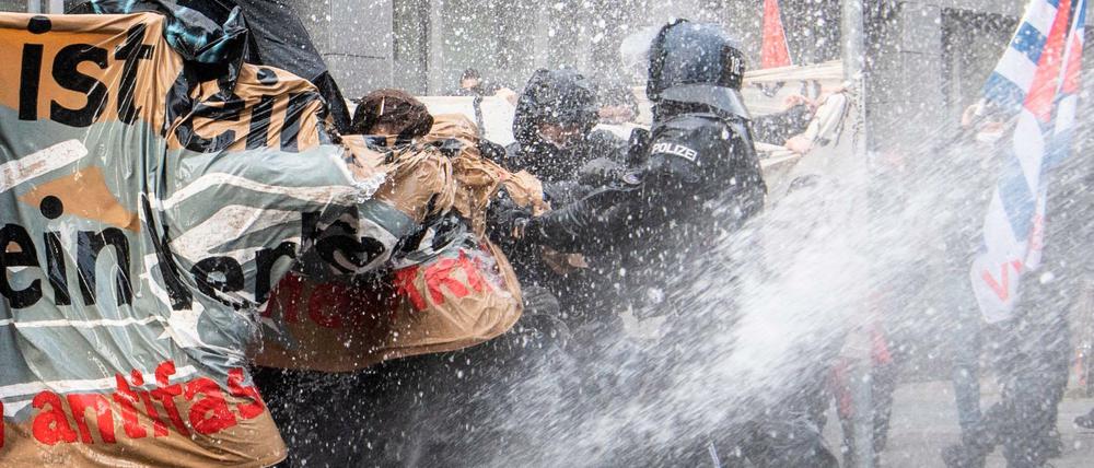Die Polizei setzt Wasserwerfer gegen die Gegendemonstranten der „Querdenken“-Demo in Frankfurt ein.