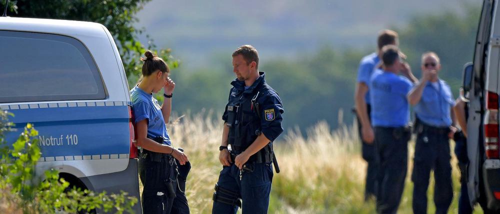 Polizisten in der Nähe des Fundorts von Susannas Leiche 