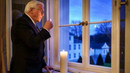 Frank-Walter Steinmeier zündet eine Kerze an.