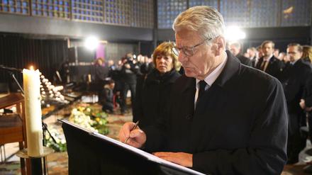 Joachim Gauck in der Gedächtniskirche, wo er sich am Dienstag in das Kondolenzbuch eintrug.