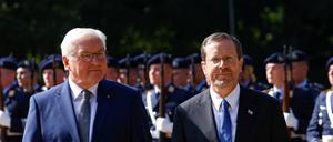 Bundespräsident Frank-Walter Steinmeier empfängt den israelischen Staatspräsidenten Isaac Herzog mit militärischen Ehren.
