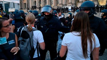 Die Polizei hält bei der Corona-Demo am Samstag Demonstrantinnen davon ab, zum Reichstagsgebäude vorzudringen. 