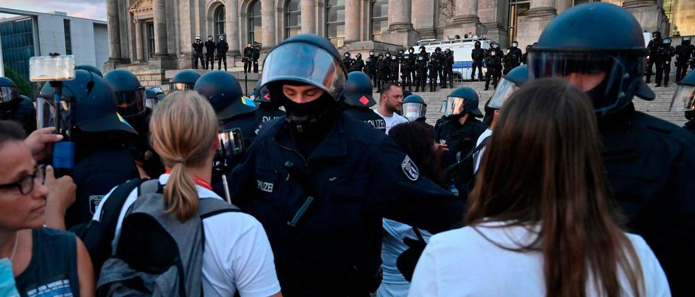 Die Polizei hält bei der Corona-Demo am Samstag Demonstrantinnen davon ab, zum Reichstagsgebäude vorzudringen. 
