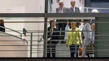 Krisentreffen im Kanzleramt. Kanzlerin Angela Merkel und der Chef der Europäischen Zentralbank, Mario Draghi (vorne links).